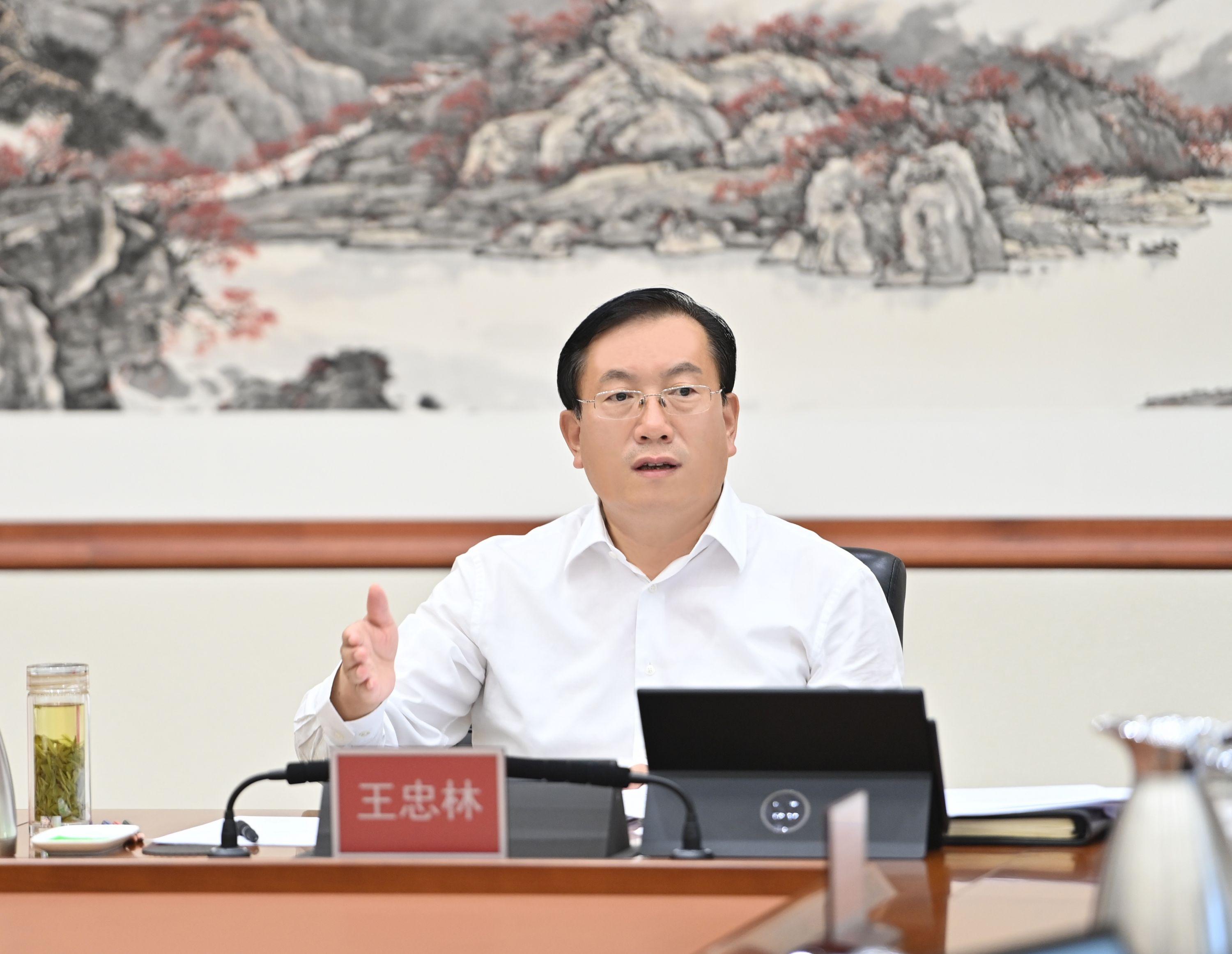 全面贯彻、解释与落实，推动发展的必要路径